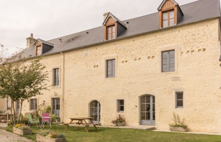 Bed & Breakfast no.5645 Grandcamp-Maisy - Calvados - Devant les chambres. 