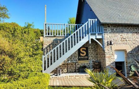 Gite n&deg;3699 Souleuvre en Bocage - Calvados - Escalier permettant l'acc&egrave;s au g&icirc;te