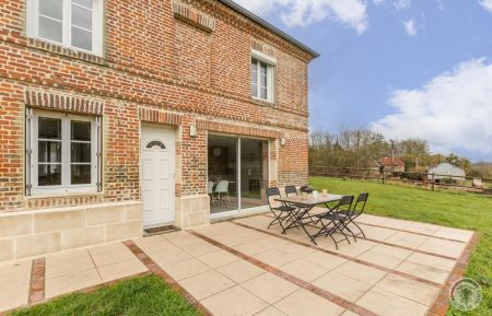 Gite n&deg;3617 Formentin - Calvados - Maison en briques de 85 m2, entour&eacute;e d un grand jardin, avec parking priv&eacute; (2/3 voitures) et abri de jardin. Terrasse  plein sud sans vis &agrave; vis, avec une vue d&eacute;gag&eacute;e sur la campagne vallonn&eacute;e typique du Pays d Auge. mobilier jardin et barbecue