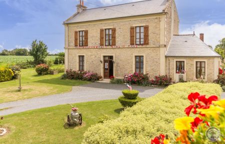 Bed & Breakfast no.5104 Cricqueville-en-Bessin - Calvados - Maison des propri&eacute;taires dans laquelle vous prendrez les petits d&eacute;jeuners