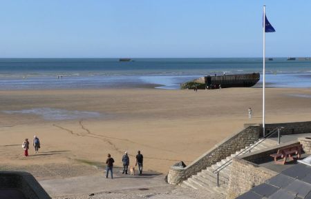 Gite n&deg;2359 Arromanches-les-Bains - Calvados - CALE NEPTUNE - VUE DE LA CHAMBRE -ACCES PAR DIGUE MER A 20 METRES DU GITE 
.