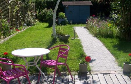 City Break No.2495 Honfleur - Calvados - Terrasse plein sud  avec au fond du jardin le cabanon pour les transats, parasol, barbecue